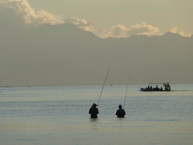 Angler am Strand von Bali Lovina