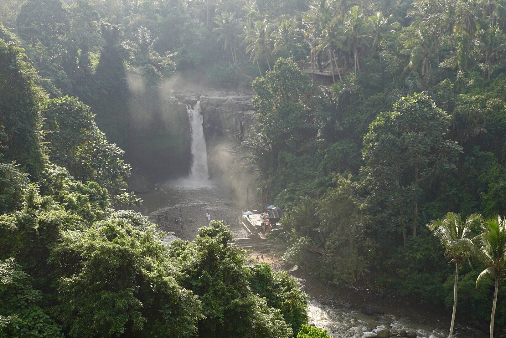 Imposanter Wasserfall im Dschungel von Bali
